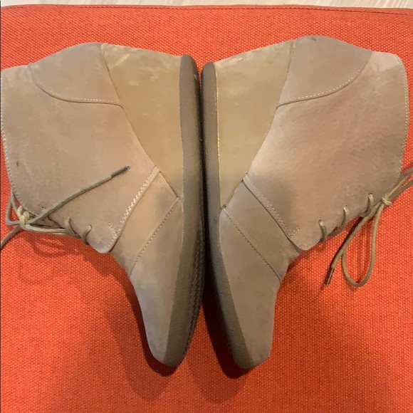 Free choice size 8 1/2 tan wedge with tie - Picture 3 of 6